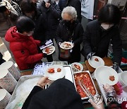 이슬람 사원 공사장 앞에서 돼지수육