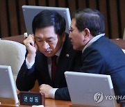 김학용 의원과 대화하는 김기현 당대표 후보