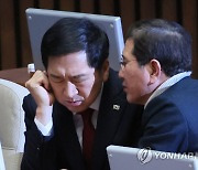 김학용 의원과 대화하는 김기현 당대표 후보