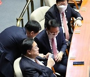 국민의힘 지도부와 인사하는 김기현 의원