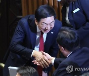 김기현, 정진석 비대위원장과 인사
