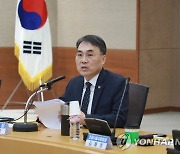 혁신제품 지정업체 간담회 하는 이종욱 청장