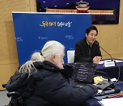대화하는 오세훈 시장과 전장연 대표