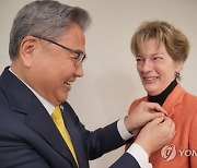 박진 장관, 전직 미국 대사들에게 '한미동맹 70주년' 기념 배지 수여
