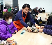 [포토]정월대보름 맞아 노인들 배식봉사 나선 김동근 의정부시장