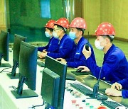 '전원회의 결정' 관철 박차 가하는 북한 기간 공업 노동자들
