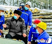 종업원들에 '과업' 해설하는 북한 일꾼…"혁신의 불씨 심어야"