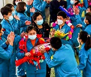 과업 수행한 '혁신자' 축하하는 북한 노동자들…"집단의 자랑"