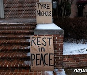 美 경찰 폭행에 숨진 니콜스 장례식…'고인의 명복을 빕니다'