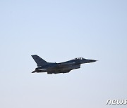 이륙하는 미 공군 F-16CM 전투기