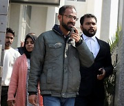 재판도 없이 감옥 갇힌 인도 기자, 28개월만에 보석으로 석방