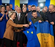 우크라서 지원책 쏟아낸 EU 지도부... 푸틴 “나치즘이 우릴 위협”