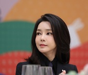 김건희 여사, 한국수어의 날 기념식 참석...“손은 서로를 이어주는 목소리”