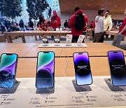 애플, 아이폰 덜 팔리면서 매출 4년만에 떨어져