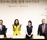 김건희 여사, 수어로 축하인사 건네고 장애인 전시회 참석