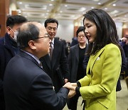 "제가 손 잡아드리겠다" 김건희 여사 '수어의 날' 기념식 참석
