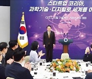 [포토] CES 혁신 스타트업 만난 윤석열 대통령 "유니콘 대거 탄생 돕겠다"