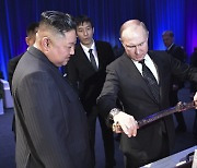 칼·산삼·청자… 북한이 해외 정상들에 건넨 선물은?