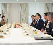 尹대통령, 바라카 원전 기업인들과 오찬…“여러분이 韓-UAE 협력의 상징”