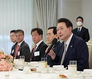 尹 "바라카 원전 '축복' 이어 성공사례 계속 창출해야"