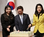 한국수어의 날 케이크 커팅하는 김건희 여사
