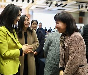 '한국수어의 날 기념식' 참석자들과 인사하는 김건희 여사