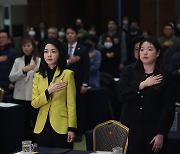 '한국수어의 날 기념식' 국기에 경례하는 김건희 여사