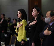 '한국수어의 날 기념식' 국기에 경례하는 김건희 여사