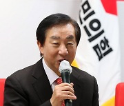 與 김성태 "朴 탄핵, 전대서 비롯…당대표 대권욕에 대통령 묻혀"