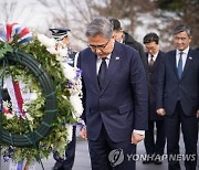 박진 장관, 한국전 참전 기념비 참배
