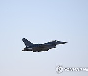 한미 연합공중훈련 참가…이륙하는 F-16CM 전투기