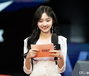 [포토] 한화생명 인터뷰 준비하는 윤수빈 아나