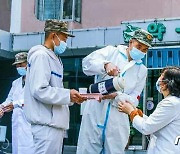 마스크 쓰고 약국 앞에서 봉사하는 북한 군인들