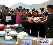 주민들에게 지원물자 전달하는 북한 군인들…군의 '헌신' 부각