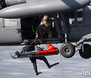 [뉴스1 PICK]"비상탈출 조난 조종사를 구출하라"…공군, 혹한기 탐색구조훈련