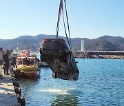 울진해경, 직산항 수중서 실종신고된 차량 인양...40대 남성 사망