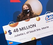 캐나다 18세 소녀, 인생 첫 복권 '448억 잭팟'