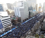 ‘시속 0km’ 세종대로...핼러윈 유가족·민주당 등 집회로 오후 내내 꽉 막혀