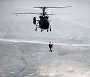 '극한의 얼음물' 공군, 혹한기 구조작전 훈련