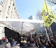 기습 설치한 '이태원 분향소'…서울시 "6일 13시까지 철거하라"
