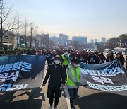 이태원참사 유족, 서울광장 분향소 설치…경찰과 대치