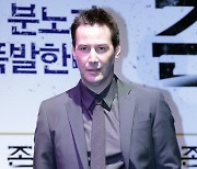 "내 삶 책임져" 집 침입해 잠까지…키아누 리브스 스토킹한 女 최후