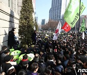 이태원참사 유가족, 시청 앞 기습 분향소 설치…"끝까지 투쟁"