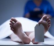 ‘허걱’ 시신가방 열어보니 숨소리…60대 여성, 가족품 돌아가 이틀 더 살아