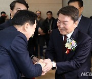 김기현 당대표 후보와 인사 나누는 안철수