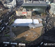 이태원 참사 분향소 서울광장 설치, 둘러싸는 경찰