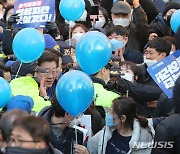 국민보고대회 마치고 이동하는 이재명 대표