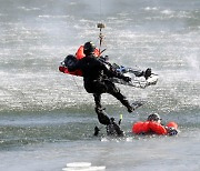 "얼음물에 빠진 조종사를 구하라"…공군 혹한기 구조 훈련