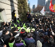 이태원 참사 유가족, 서울광장 앞 분향소 설치… 경찰과 충돌