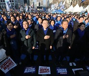 민주, 서울 한복판서 장외투쟁… “檢 독재정권, 국민이 심판할 것”
